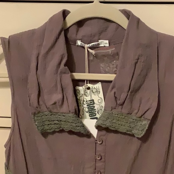 Sleeveless dress with embroidered hem and lace trim - Picture 2 of 5